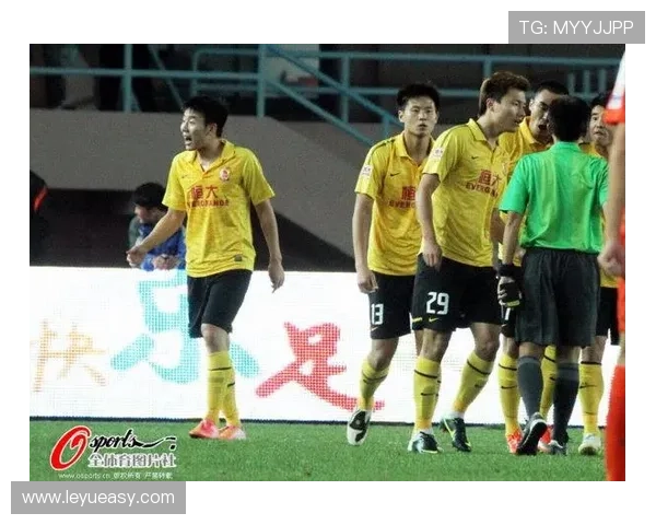 球员暂时离场检查，裁判如何判定比赛恢复规则？