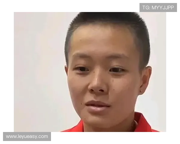 陈艺文比赛间隙居然戴着那副墨镜，感觉像走红毯的明星一样活成了另一种人生了！